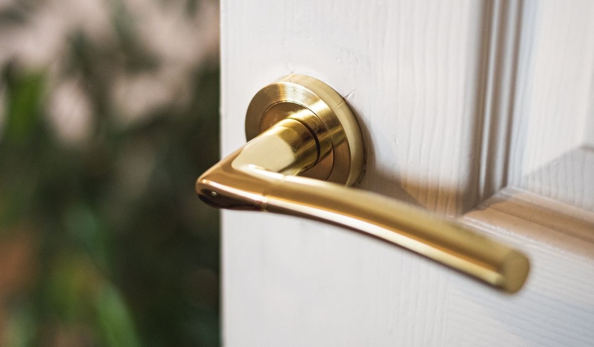 Augusta Lever-on-Rose Door Handle in Polished Brass