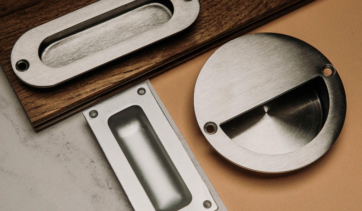 Different shapes of flush handles
