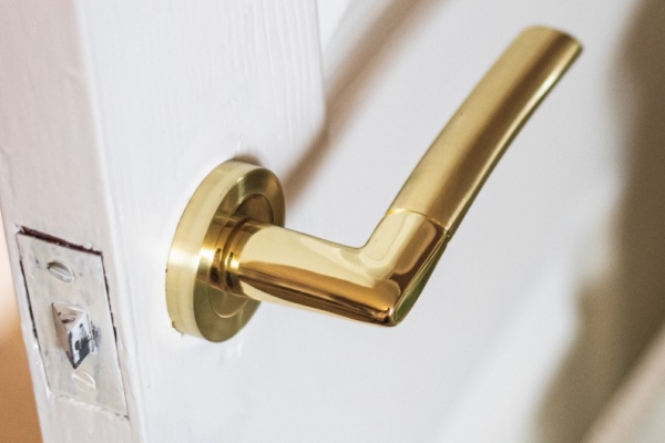 How to Replace a Door Handle