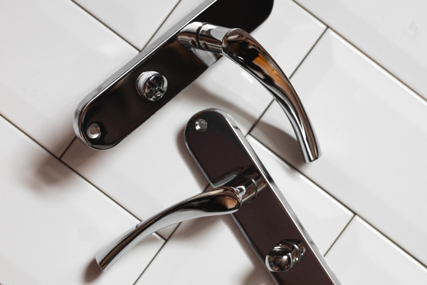 3 Easy Methods to Clean Chrome Door Handles